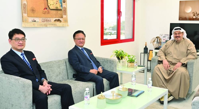 الزميل وليد الجاسم مُستقبلاً القائم بأعمال سفارة كوريا الشمالية والسكرتير الثالث كي جونغ هيوك 