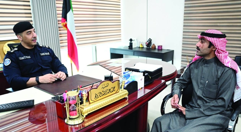 


العميد حمد الرويح متحدثاً للزميل نايف كريم	 (تصوير نايف العقلة) 