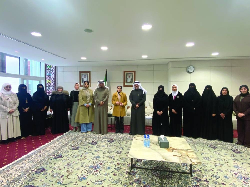 


الحويلة والعجمي مع عدد من مديرات مراكز تنمية المجتمع 