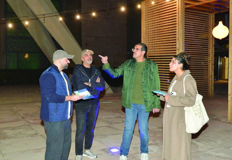 


بشار السالم مع عدد من المشاركين 	(تصوير سعود سالم) 