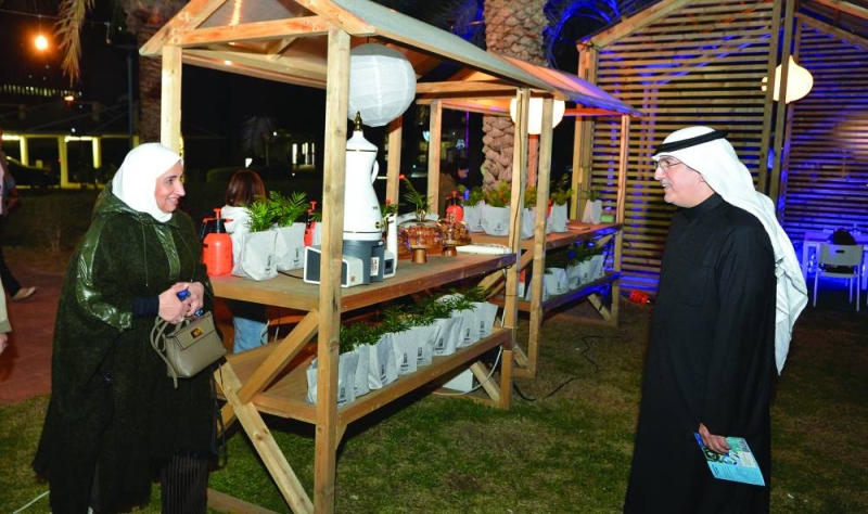 


محمد بن رضا متحدثاً مع إحدى المشاركات 