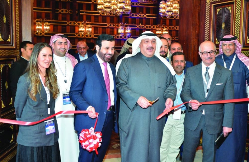 


العوضي يقص شريط افتتاح المؤتمر 