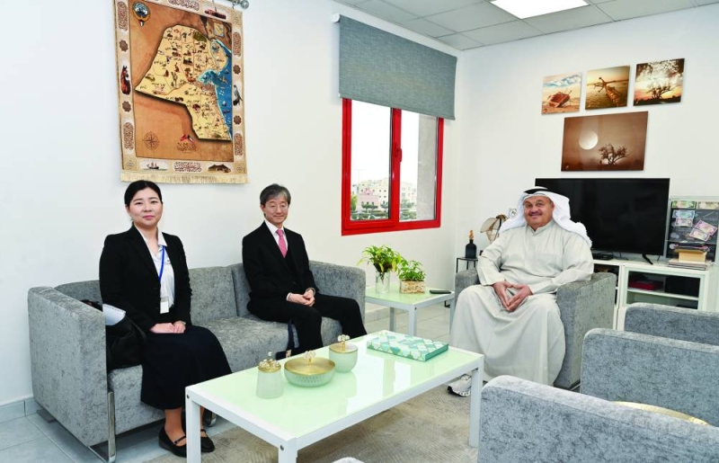 


رئيس التحرير مع السفير الياباني والسكرتير الثالث ريه كوريهارا 