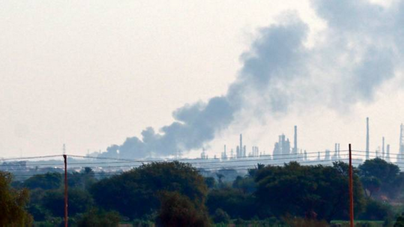 أعمدة دخان تتصاعد جراء الاشتباكات على أطراف الخرطوم