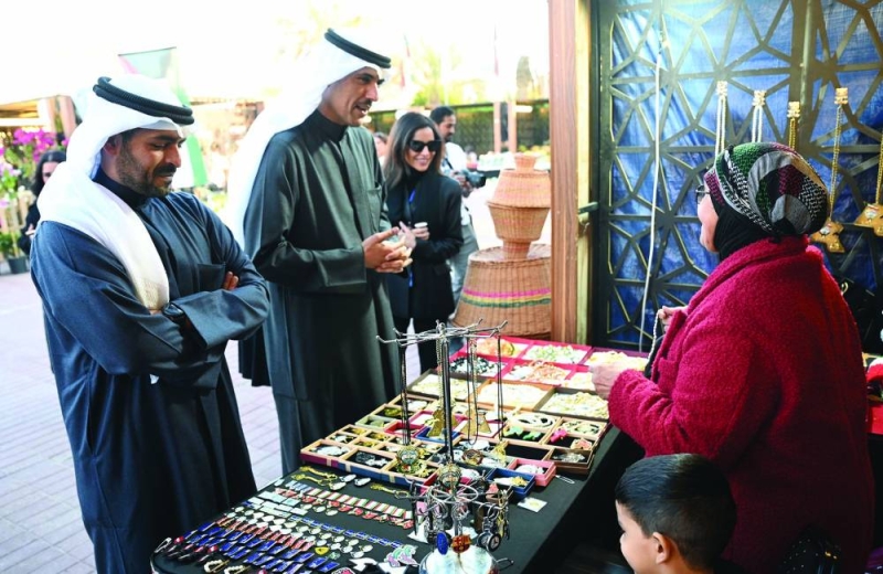 


أمام أحد الأجنحة الحرفية 