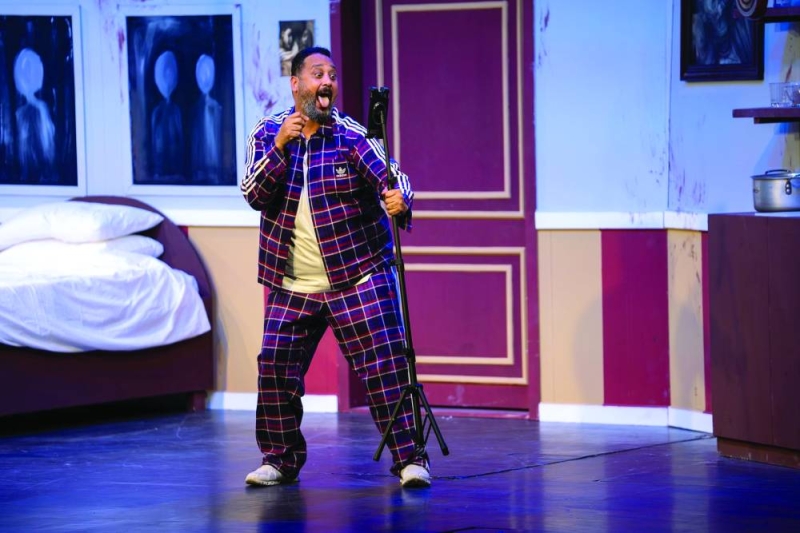 


أسامة المزيعل في مشهد من المسرحية 