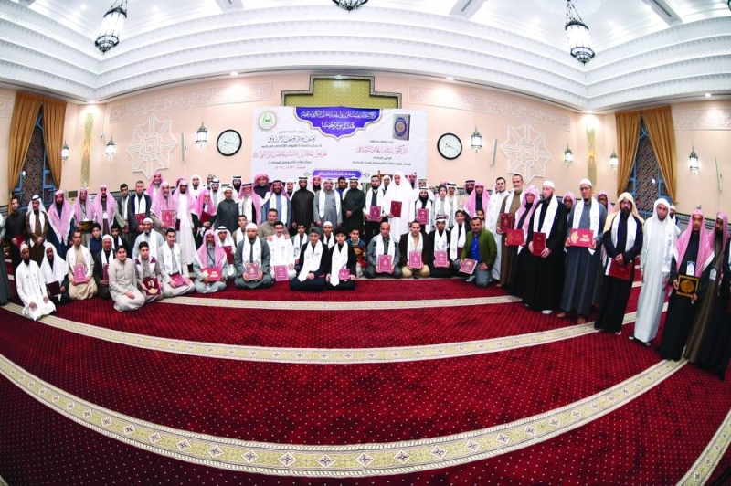 


الزميل يوسف المرزوق وبندر النصافي ويوسف عبدالرحمن في لقطة جماعية مع المكرمين 