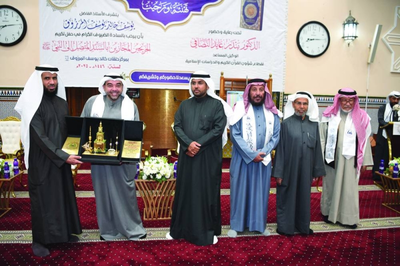 


الزميل يوسف المرزوق مكرماً النصافي 