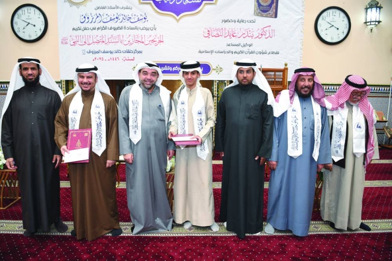 


تكريم الخريجين هشام أحمد الخضري ويحيى مهدي العجمي 