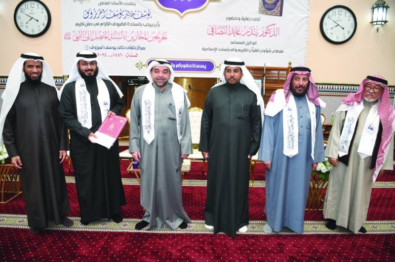 


تكريم الحافظ بالسند المتصل عبدالله راشد العازمي 