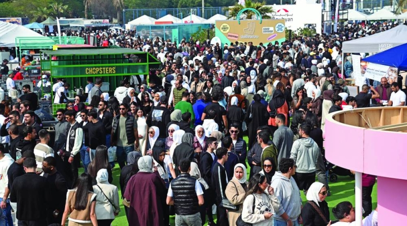 


إقبال كبير على مهرجان «قوت ماركت» في واحة مشرف	(تصوير نايف العقلة) 