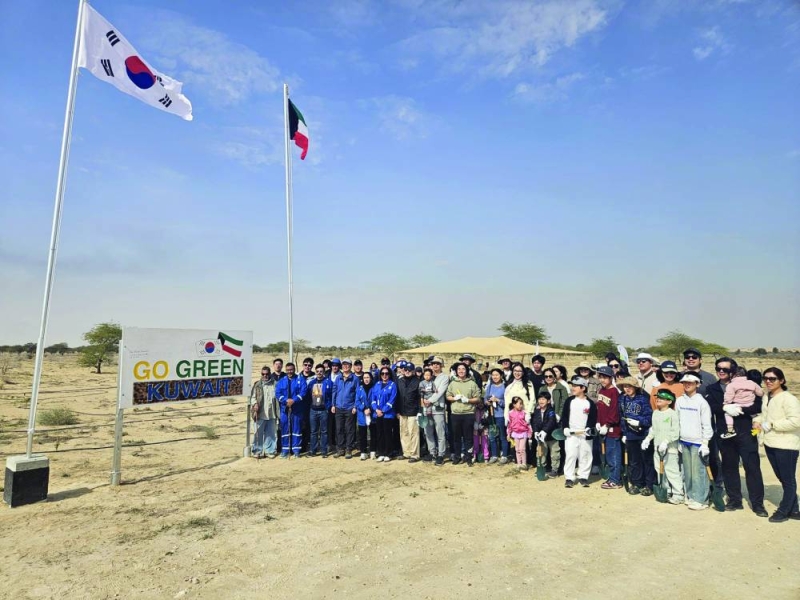 


السفير الكوري وعدد من أعضاء الجالية وموظفي «نفط الكويت» 