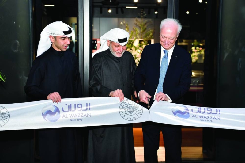 


قص شريط الافتتاح 