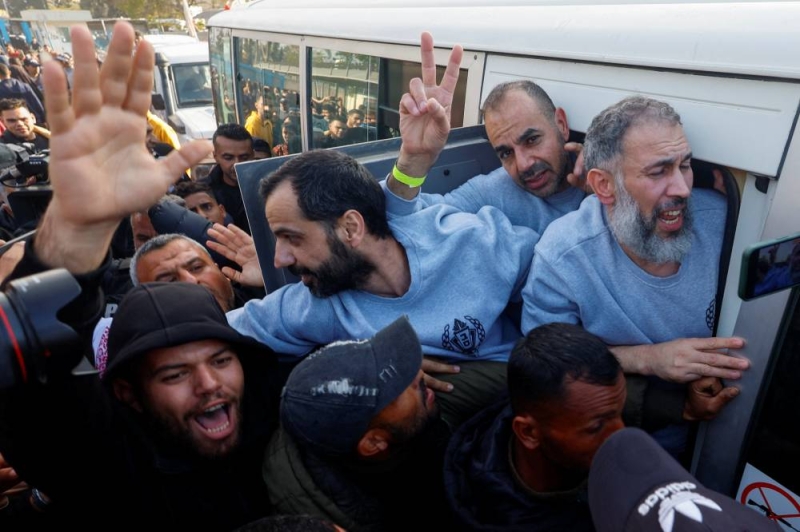 احتفالات في خان يونس (رويترز)