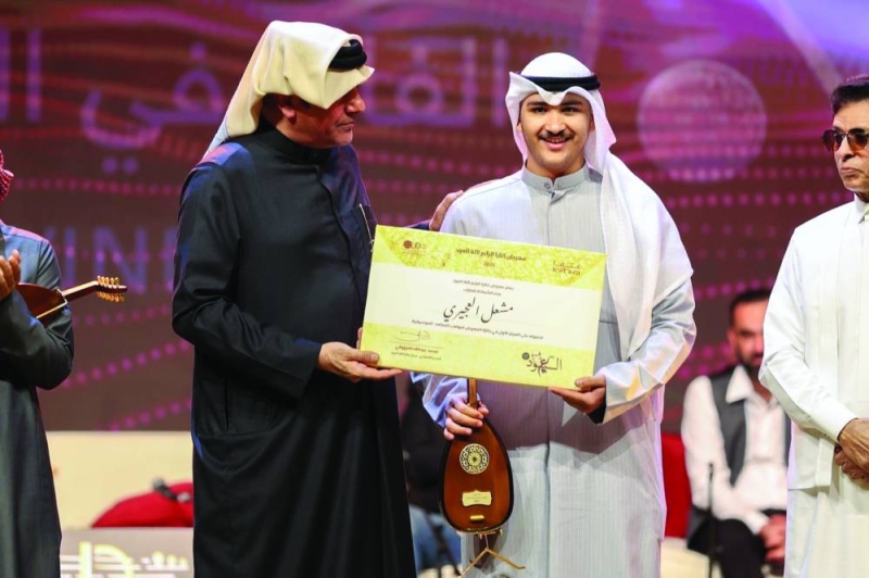 


مشعل العجيري يتسلم جائزته 