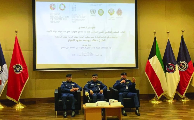 


القحطاني متوسطاً الغريب والفرس في المؤتمر الصحافي	 (تصوير سعود سالم) 