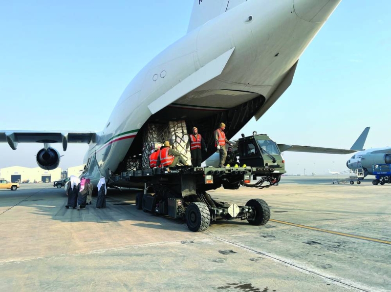 


تحميل المواد الإغاثية إلى الطائرة الـ 12 قبل إقلاعها إلى سورية أمس 