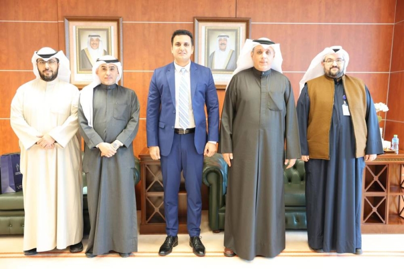 المراد ومسؤولو الهيئة مع الملحق الباكستاني