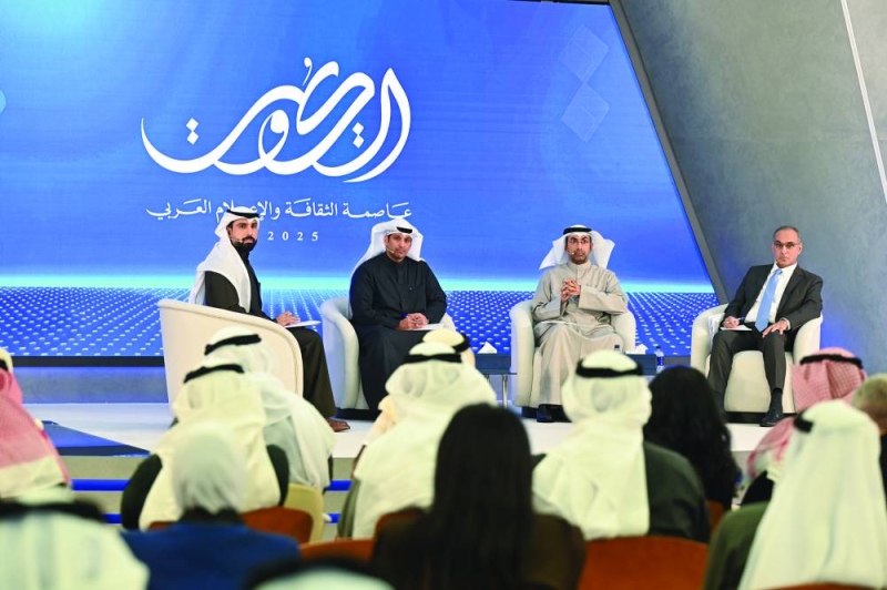 المطيري ومحيسن والجسار خلال المؤتمر 