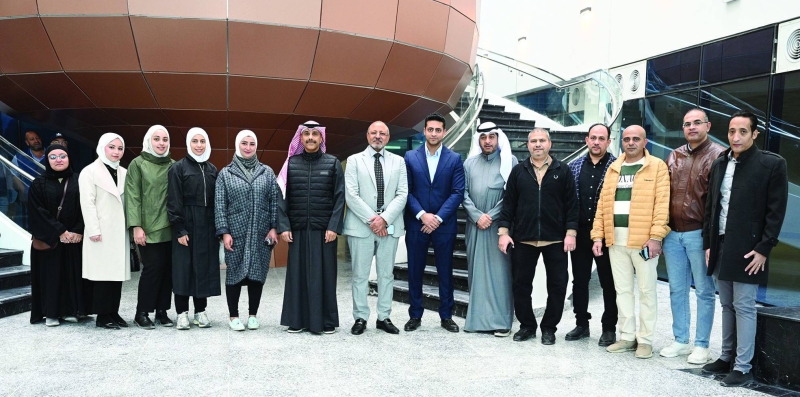 


مسؤولو «الهيئة» خلال تسلم مجمع صالات «كاظمة» 	(تصوير نايف العقلة) 