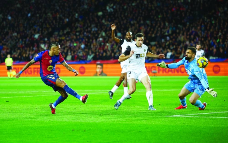 


رافينيا مسجلاً هدفه في مرمى فالنسيا	 (رويترز) 