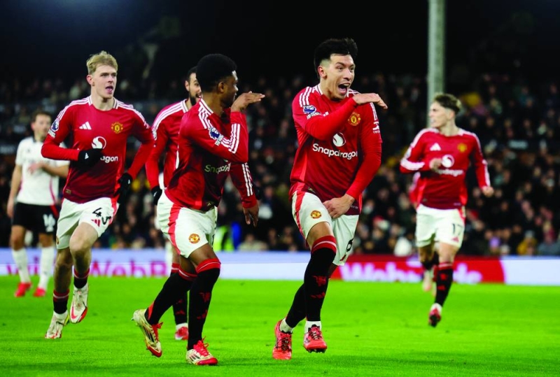 ليساندرو مارتينيز محتفلاً بهدفه في مرمى فولهام (رويترز)