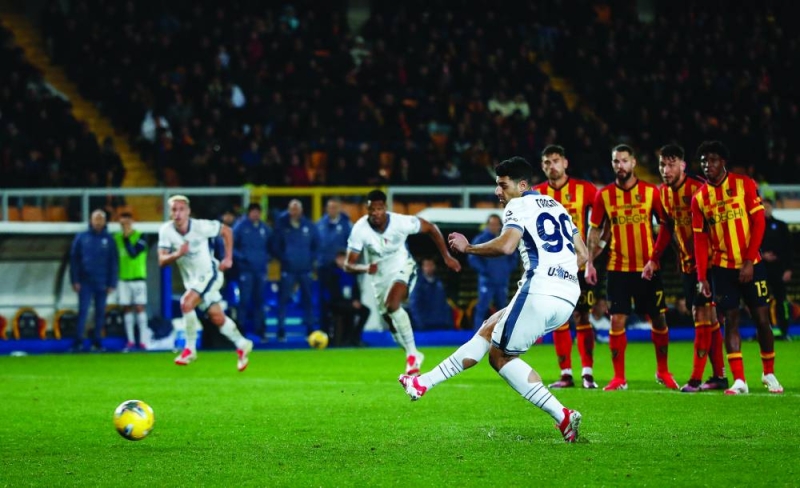 مهدي تارمي مسجلاً هدفه في مرمى ليتشي (رويترز)