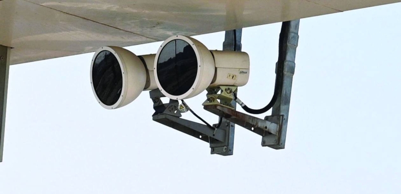 كاميرا شاشات الطرق السريعة
تشكل إضافة جديدة لعملية ضبط السرعة والانضباط المروري على الطرق السريعة حيث تقوم برصد السرعة وتصوير قائدي المركبات ومرافقيهم في المقاعد الأمامية غير الملتزمين بربط الحزام إضافة لاستخدام الهاتف من قائدي المركبات