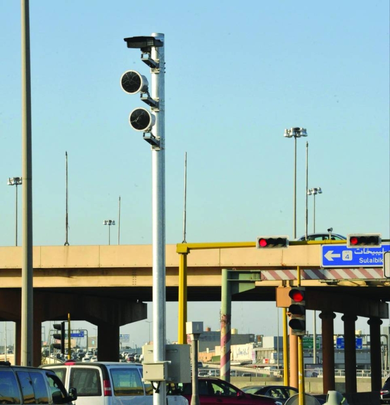 كاميرا التقاطعات
توضع عند تقاطعات الطرق ومهمتها رصد تجاوز الخطوط الأرضية وحزام الأمان واستخدام الهاتف باليد