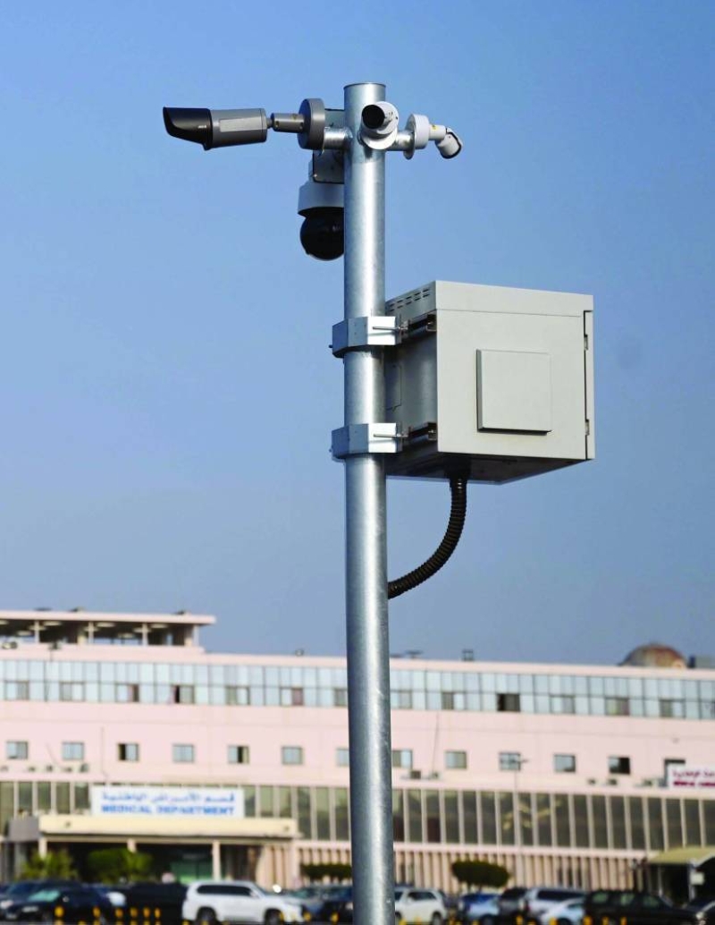 


 كاميرا بانورامية 

مجموعة كاميرات لكل منها مهمة محددة: واحدة لضبط الحالة الأمنية، وأخرى ترصد «ممنوع الوقوف» والصعود فوق الأرصفة أمام المستشفى، ورصد الزحام المروري، وتغني هذه الكاميرات عن وجود دوريات أو رجال أمن في الموقع. 