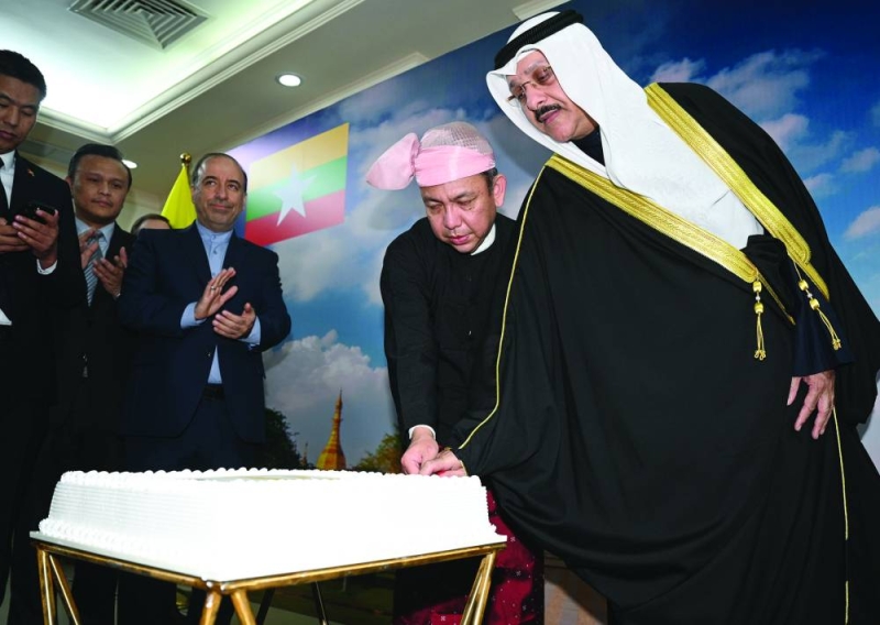 


حيات وشان آي يقطعان قالب حلوى الاحتفال  	(تصوير نايف العقلة) 