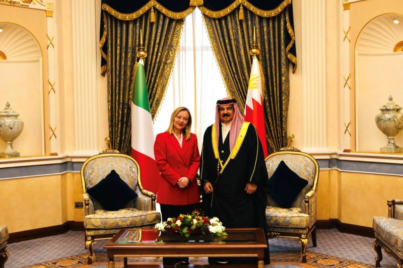 حمد بن عيسى مستقبلاً ميلوني في المنامة  (رويترز)