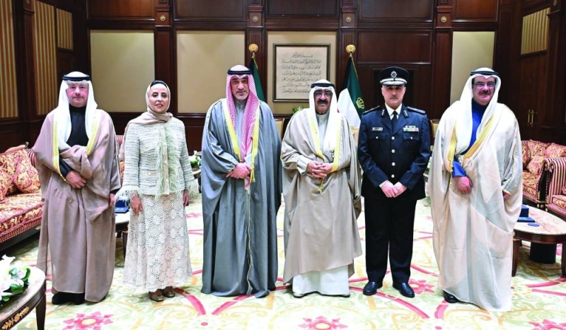 سمو الأمير مستقبلاً النائب الأول ومدير «التحقيقات» ونوابه