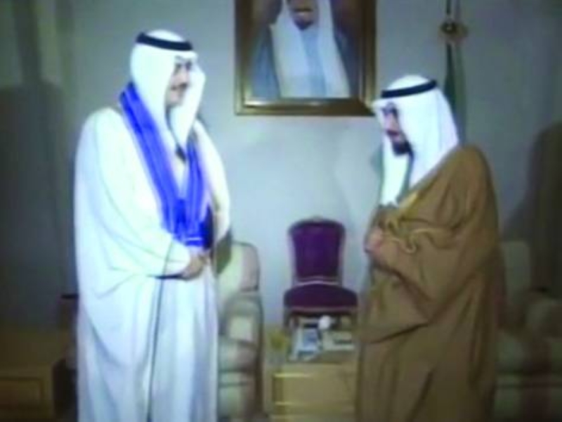 


الأمير الراحل جابر الأحمد مكرماً الأمير محمد بن فهد 