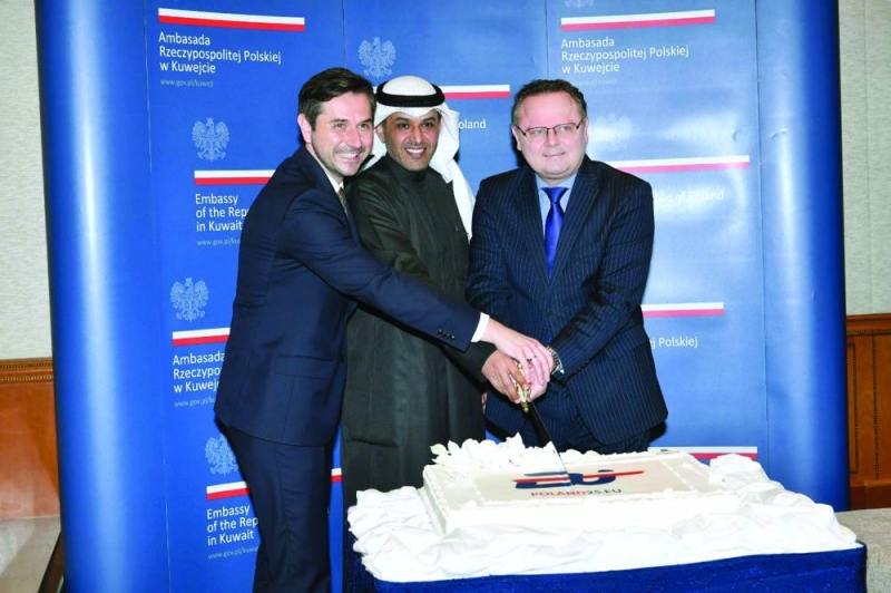 


المخيال وأندريه شاينا والسفير جوليوا خلال قطع قالب حلوى الاحتفال 