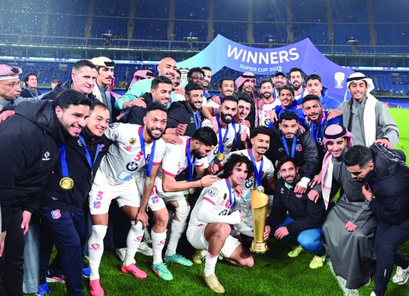 فريق نادي الكويت متوجاً 	(تصوير نايف العقلة) 