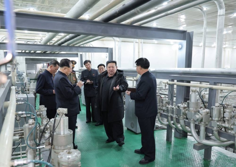 الزعيم كيم يتفقد قاعدة تستخدم في إنتاج المواد النووية
