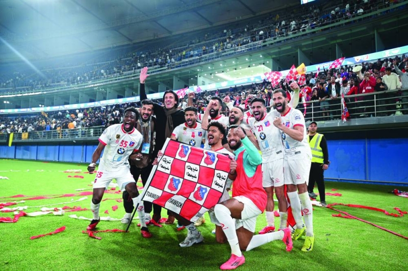 


لاعبو «الكويت» يحتفلون باللقب مع المدرب نيبوشا يوفوفيتش 