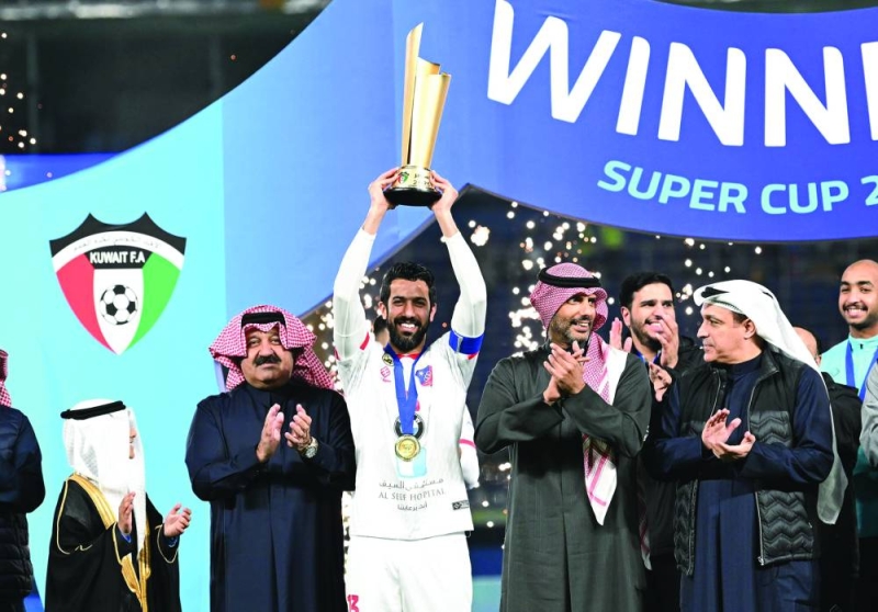 


فهد حمود يرفع الكأس بحضور أحمد اليوسف وخالد الغانم وأسامة حسين	 (تصوير نايف العقلة) 