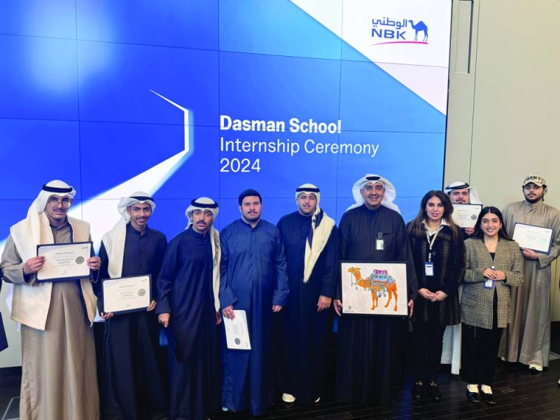 


عماد العبلاني وغدير الكوهجي مع طلبة «دسمان» 