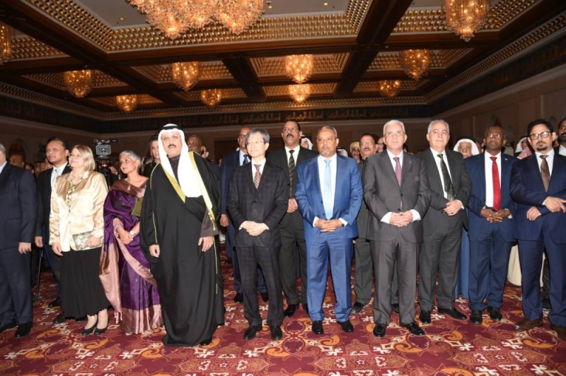 السفير حيات يتوسط مجموعة من السفراء الحضور