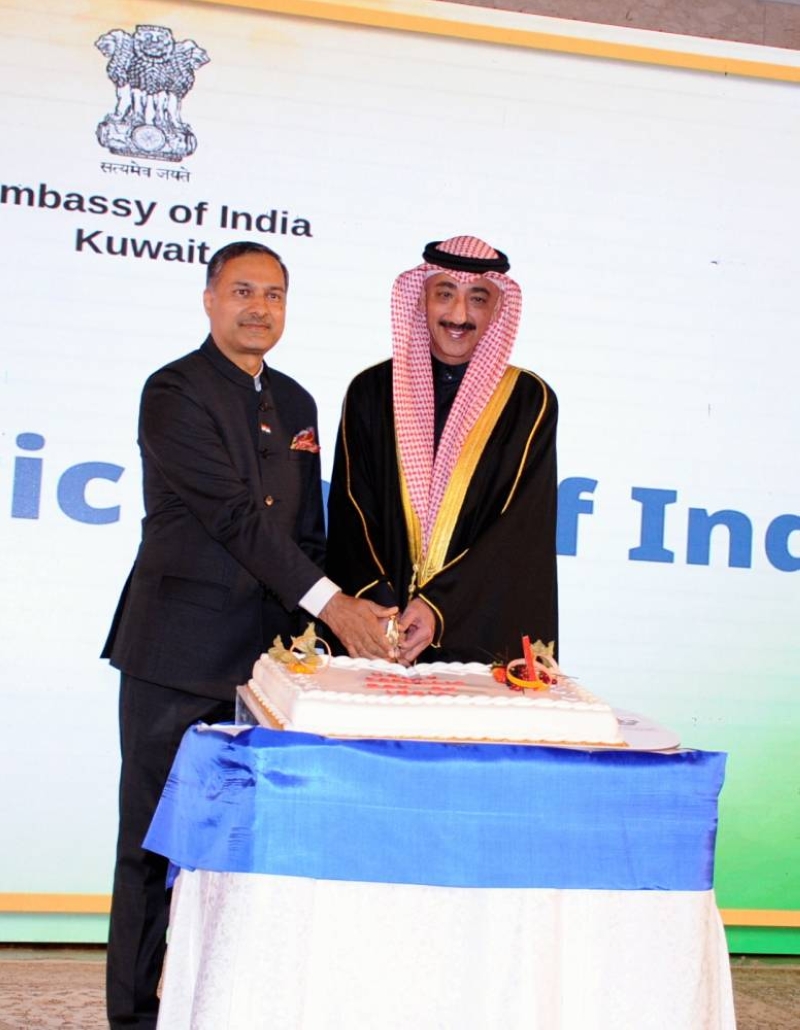 بوشهري والسفير سويكا يقطعان قالب حلوى الاحتفال (تصوير سعود سالم)