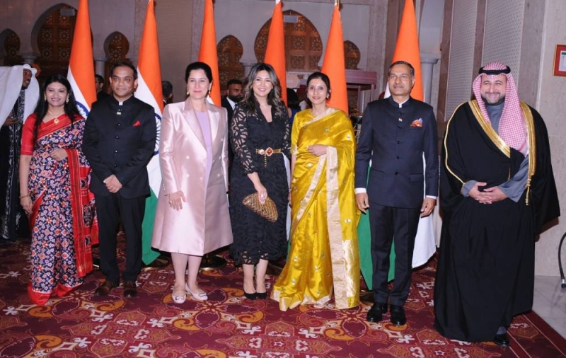 انتصار السالم وعبدالله الصباح يهنئان للسفير وحرمه