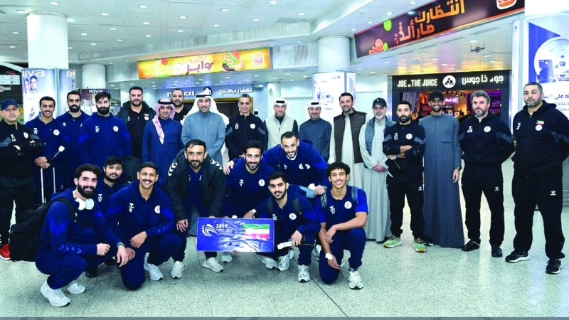 


بشار عبدالله متوسطاً وفد منتخب الكويت لكرة اليد 