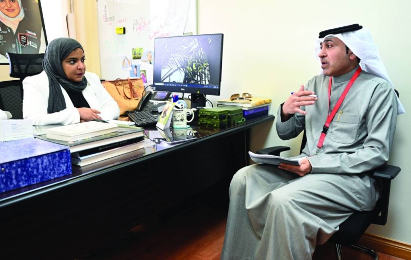 


سارة الدوسري تتحدث للزميل علي التركي 	(تصوير نايف العقلة) 