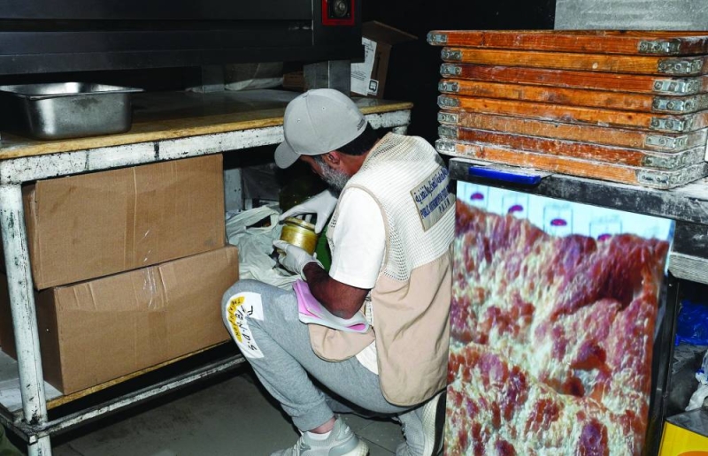 فحص المواد المستخدمة في الطعام