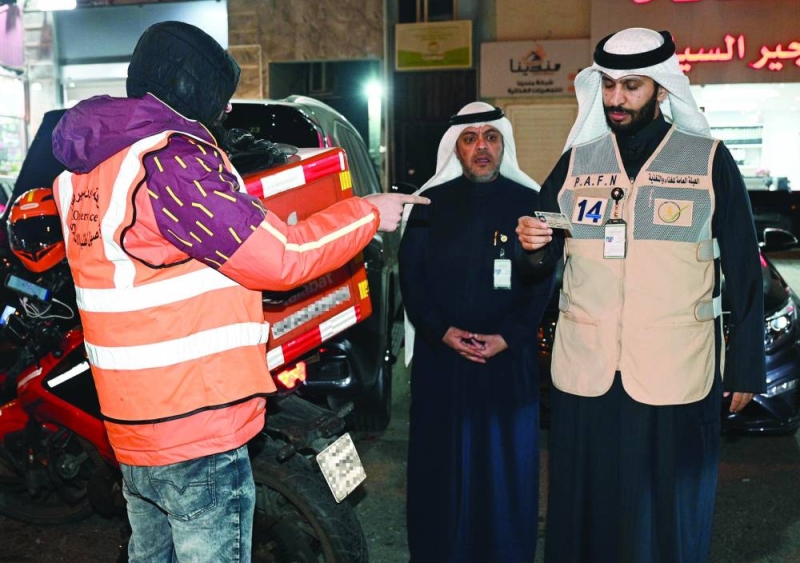 جانب من التدقيق على مركبات التوصيل (تصوير نايف العقلة)