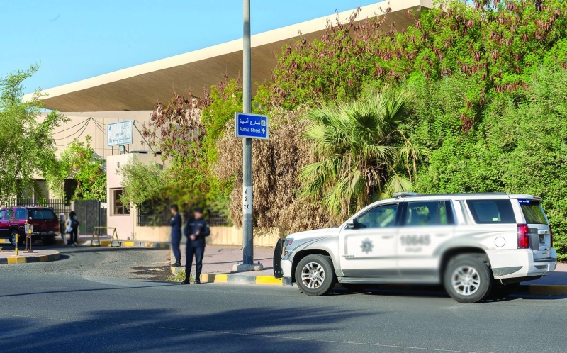 رجال الأمن يتواجدون أمام الدارس مع عودة الدوام (صورة أرشيفية)