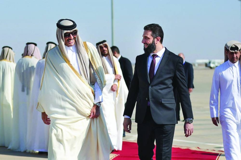 


الشرع مستقبلاً أمير قطر في مطار دمشق	 (سانا) 