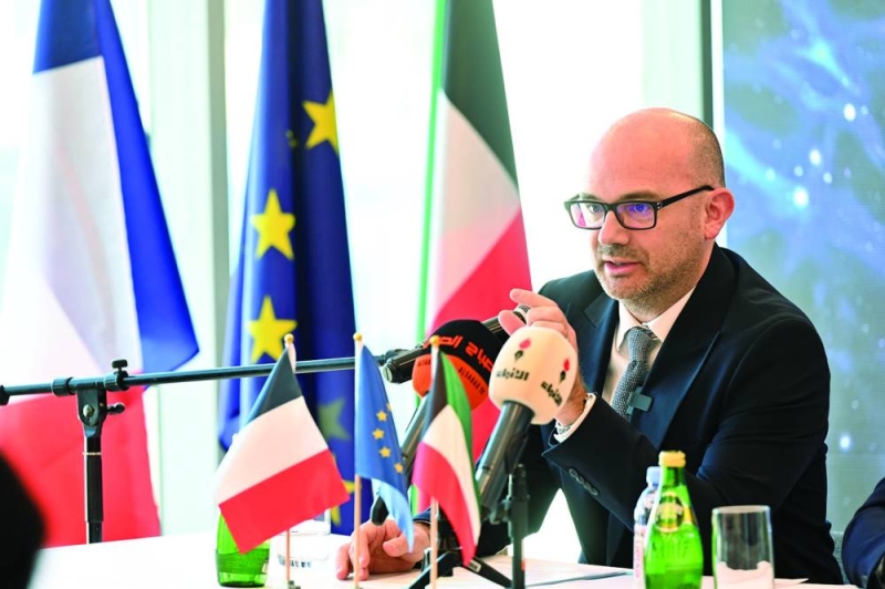 السفير الفرنسي متحدثاً